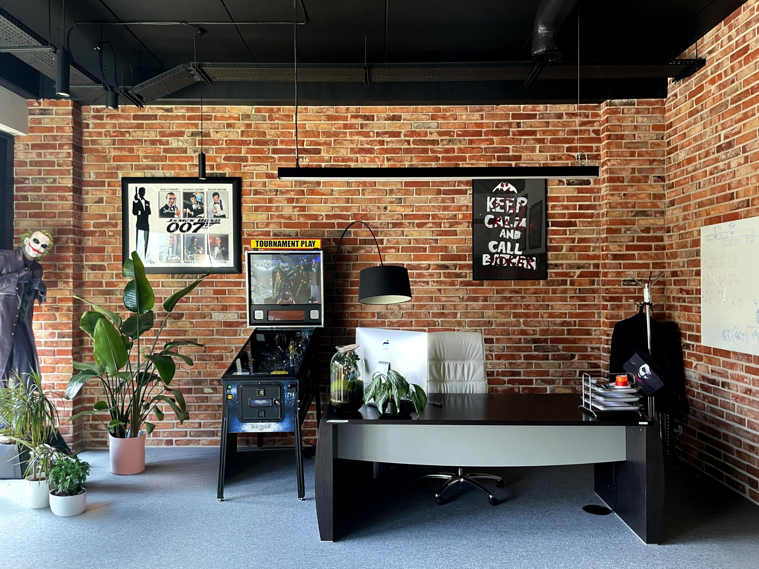 Przestronny open space z widokiem na zewnątrz i ścianą z cegły – SkyTaxi Wrocław